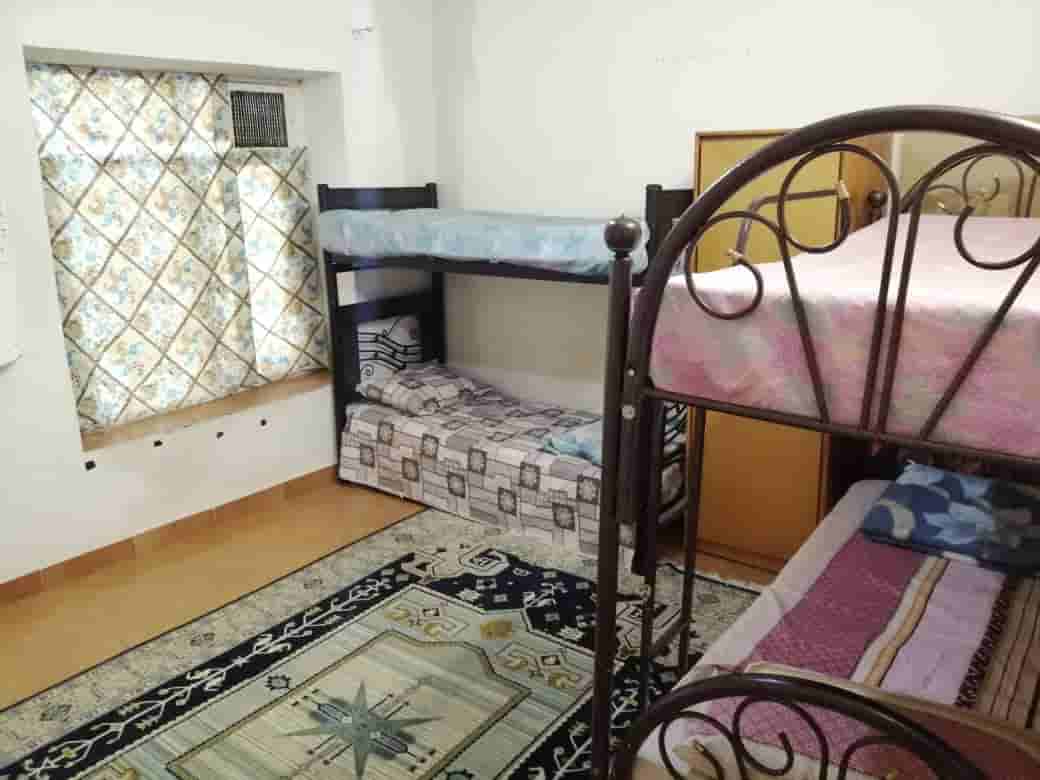عکس رزرو اتاق 4 تخته در فخررازی مرکز تهران - 26 متری طبقه ی اول