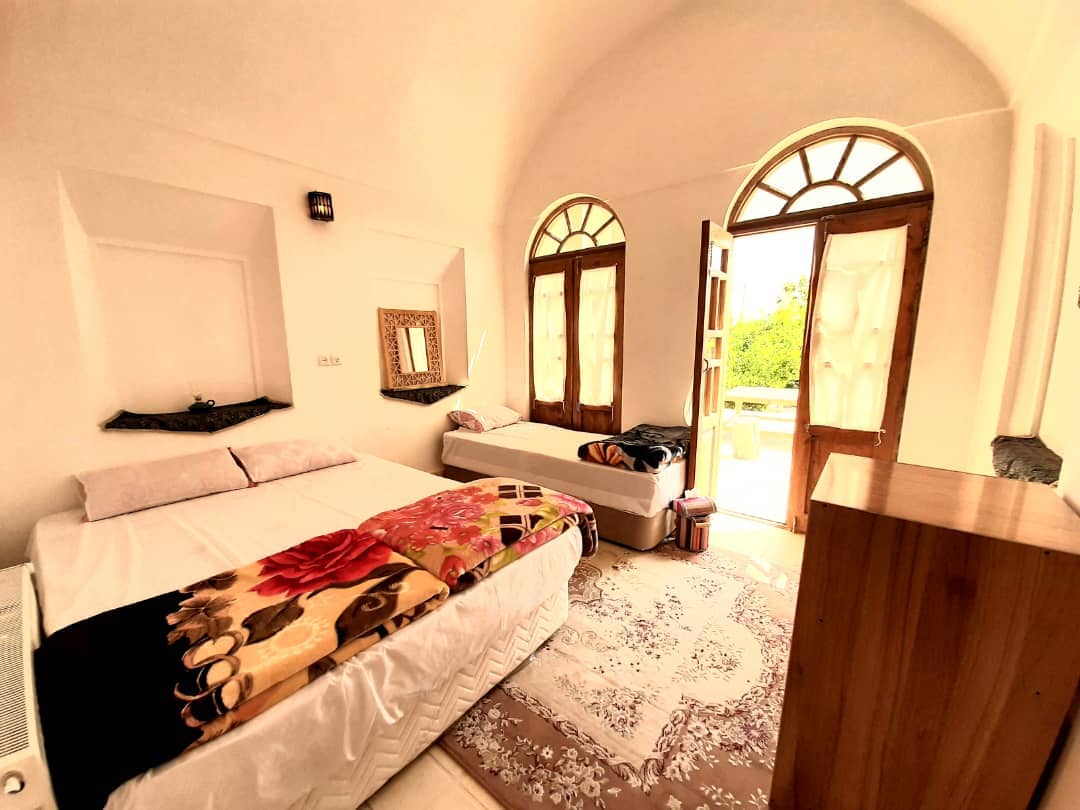اجاره اقامتگاه سنتی در مهریز یزد | اتاق 3تخته همکف