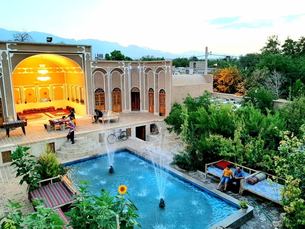 اجاره بوم گردی سنتی در مهریز یزد | اتاق سه تخته