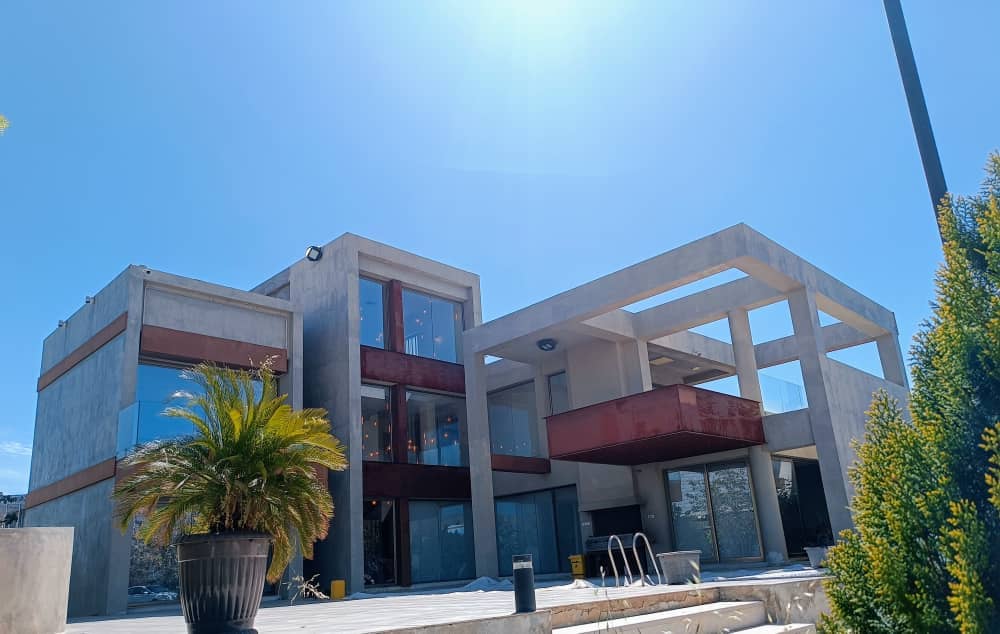 اجاره ویلا با جکوزی آبگرم و استخر در قلات - شیراز