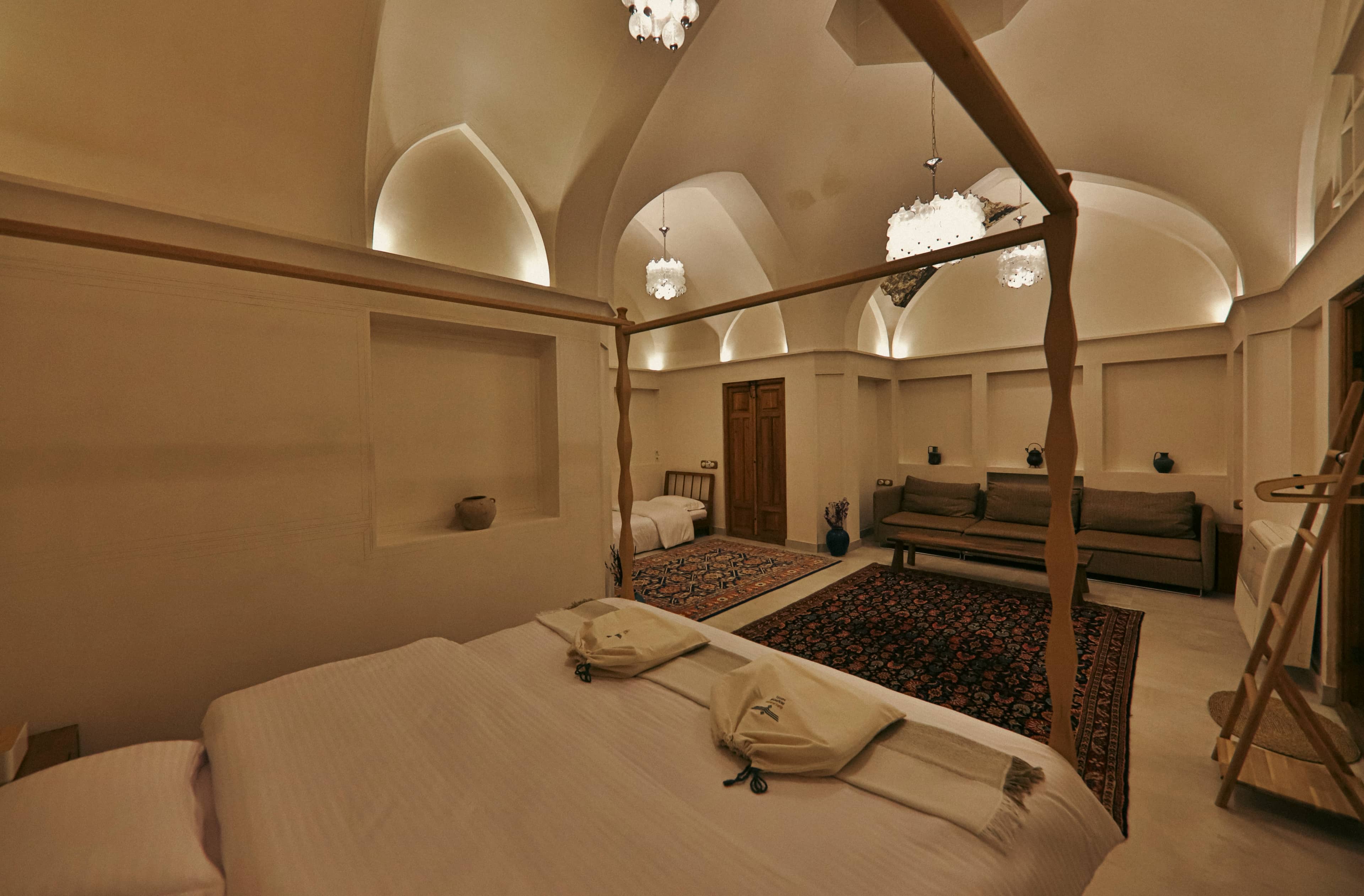 اجاره بوتیک هتل سنتی در فاضل نراقی کاشان - هزار