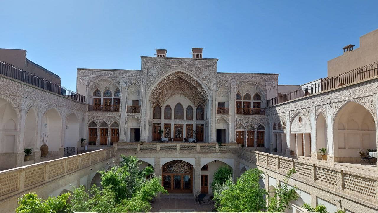 اجاره بوتیک هتل سنتی در فاضل نراقی کاشان - مینا