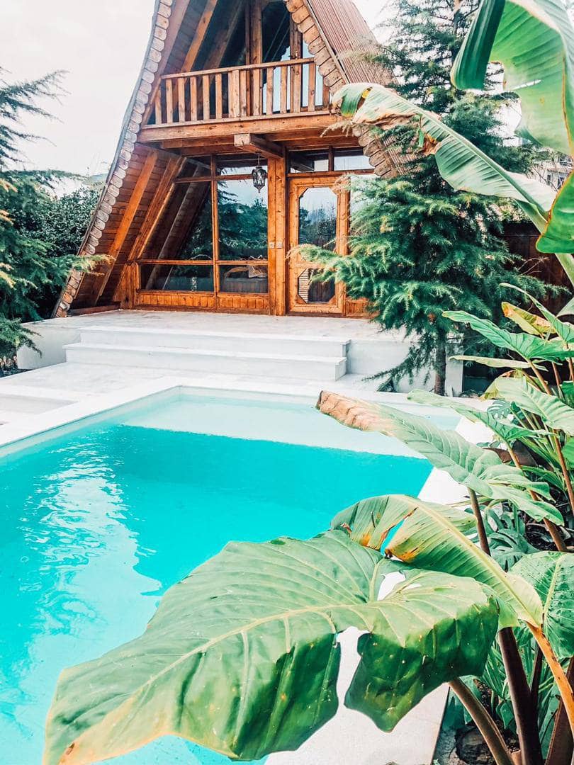 اجاره کلبه سوئیسی استخردار در نیاسته رامسر - اناناس