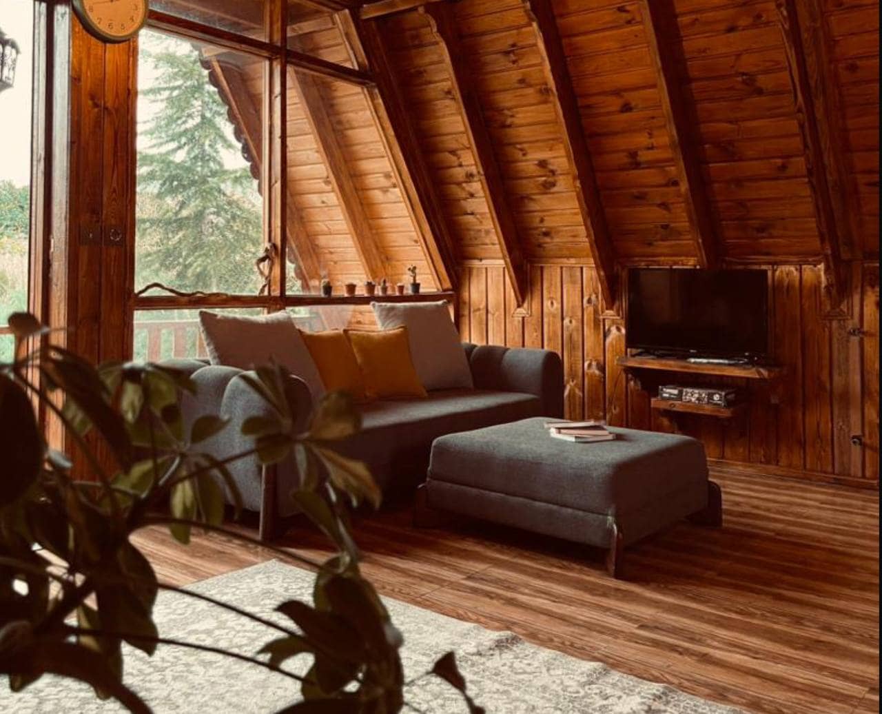 اجاره کلبه سوئیسی استخردار در نیاسته رامسر - اناناس