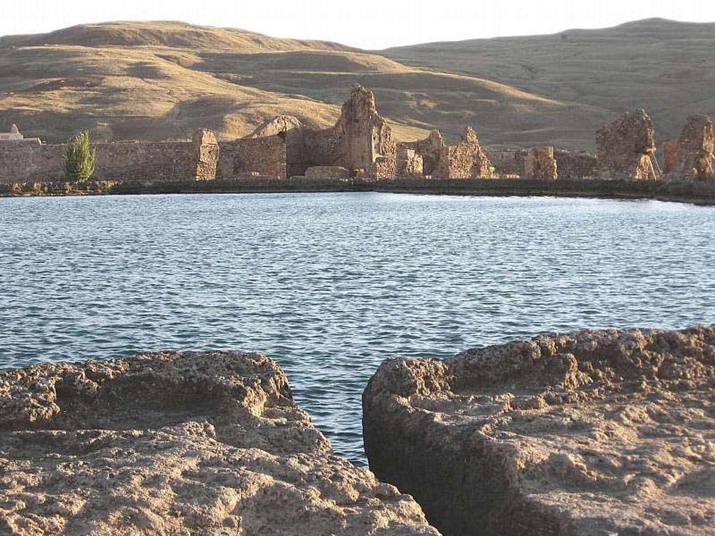 نمای دریاچه تخت سلیمان